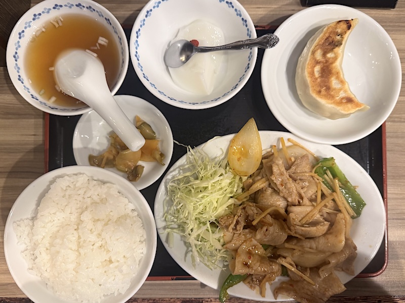 開楽の肉盛りナンプラー炒め定食