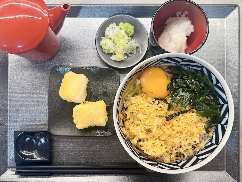 ハチ公そば渋谷クロスタワー店の冷やしたぬき月見+おろし大根・揚げもち天
