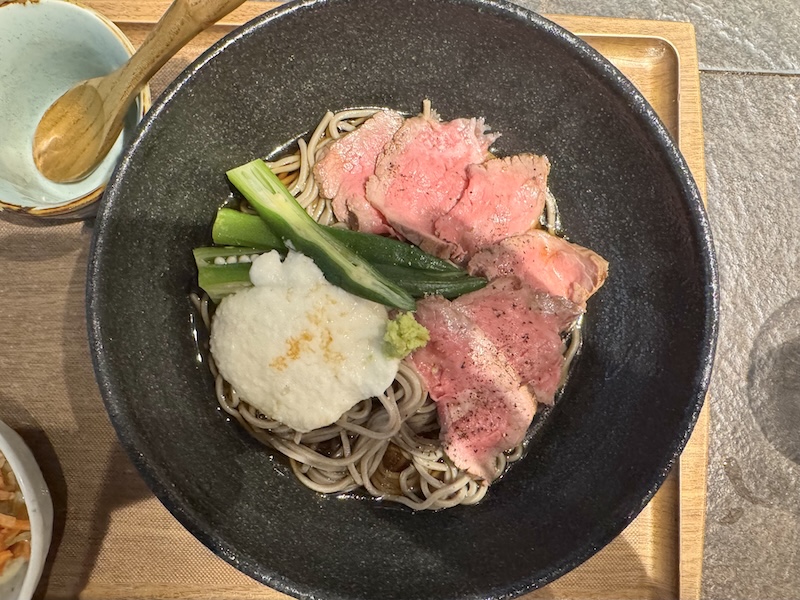 トムラウシの牛わさとろろオクラぶっかけ